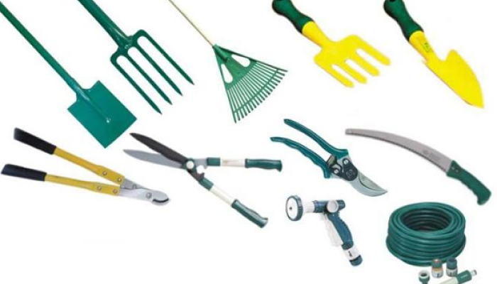 Las pequeñas herramientas de mano para usar en el jardín
